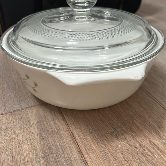 Vintage Pyrex Casserole Dish, Blue Iris Pattern with Pyrex Lid - Picture 10 of 11